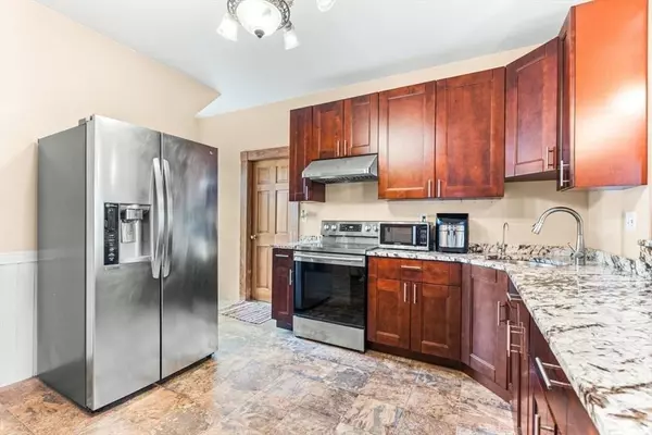 69 Warwick St, Lowell, MA 01851