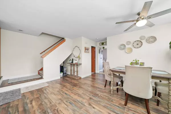 907 Manchester CIR, Grayslake, IL 60030