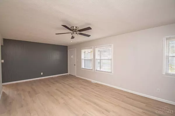 279 Amsterdam Dr, Xenia, OH 45385