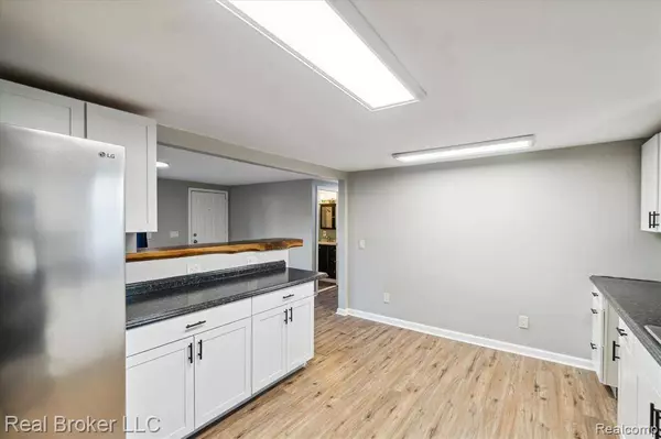 2086 E PARKWOOD Avenue, Burton, MI 48529