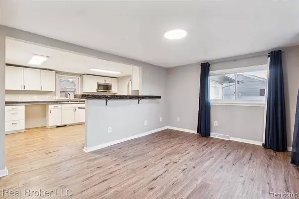 2086 E PARKWOOD Avenue, Burton, MI 48529