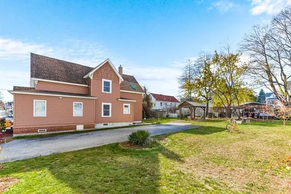 69 Warwick St, Lowell, MA 01851