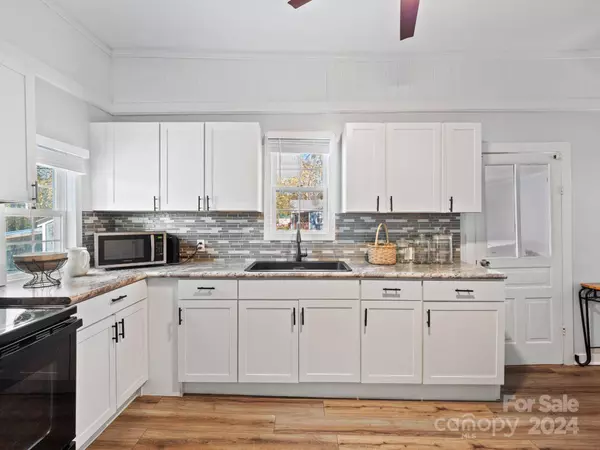 434 3rd ST SE, Hickory, NC 28602