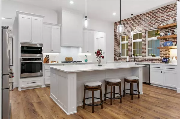 599 Silver Leaf Drive, Sunset, TX 76270