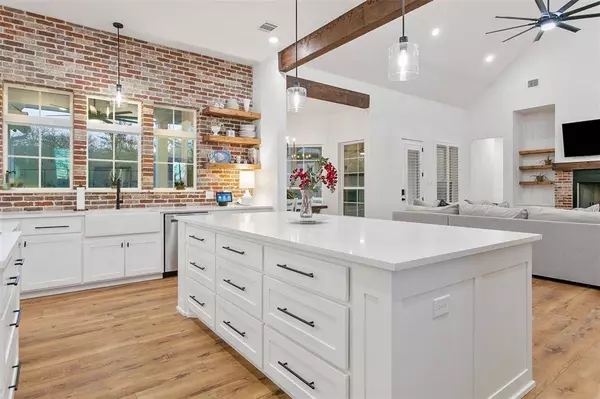 599 Silver Leaf Drive, Sunset, TX 76270