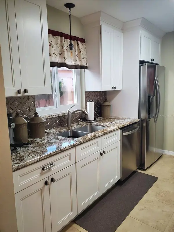 956 AVALON AVE, Lady Lake, FL 32159