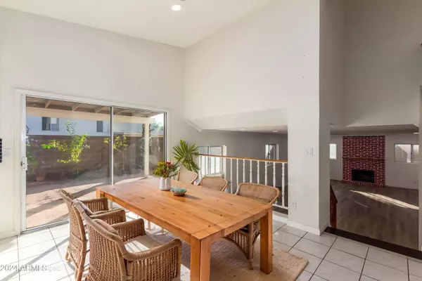 5595 W MERCER Lane, Glendale, AZ 85304