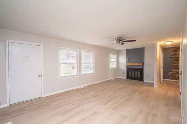 279 Amsterdam Dr, Xenia, OH 45385