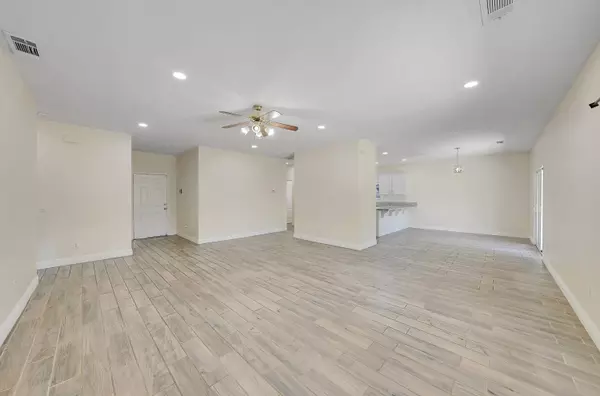 233 E Riverbend Court, Visalia, CA 93291