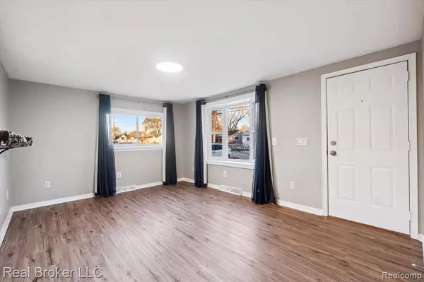 2086 E PARKWOOD Avenue, Burton, MI 48529