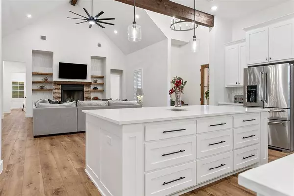 599 Silver Leaf Drive, Sunset, TX 76270