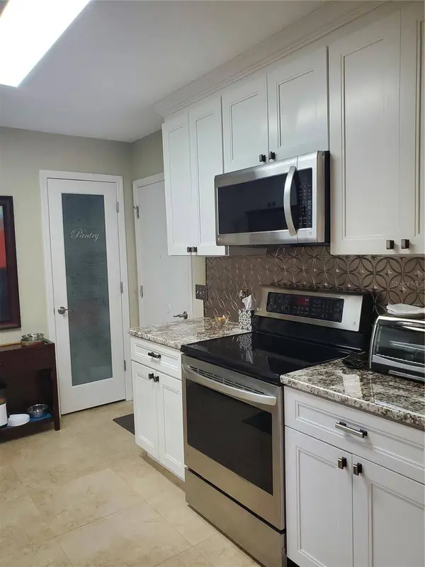 956 AVALON AVE, Lady Lake, FL 32159