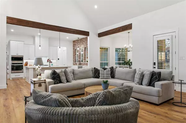 599 Silver Leaf Drive, Sunset, TX 76270