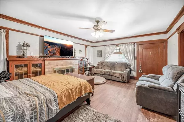 530 W Kaweah AVE, Visalia, CA 93277