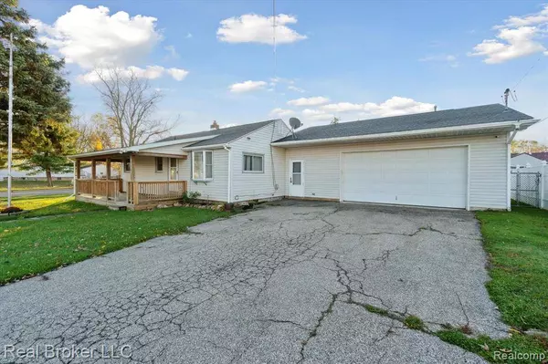 2086 E PARKWOOD Avenue, Burton, MI 48529