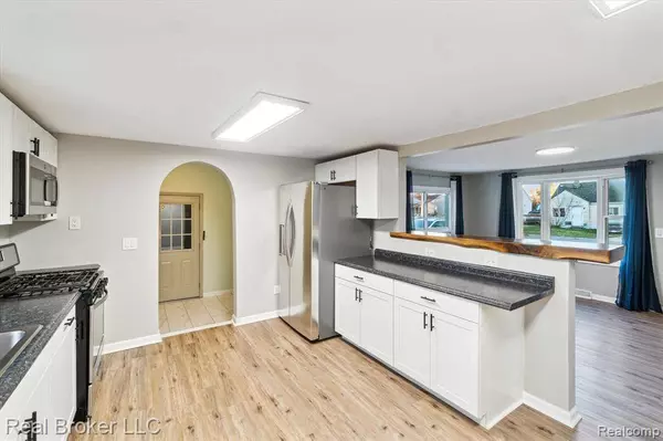 2086 E PARKWOOD Avenue, Burton, MI 48529