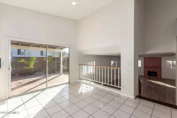 5595 W MERCER Lane, Glendale, AZ 85304