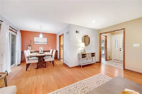 815 NE MULBERRY ST, Lee's Summit, MO 64086