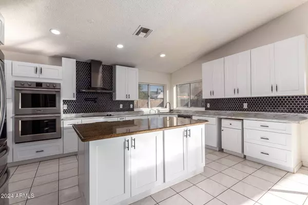 5595 W MERCER Lane, Glendale, AZ 85304