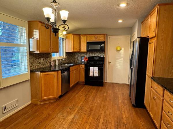 913 Aspen DR, Burnsville, MN 55337