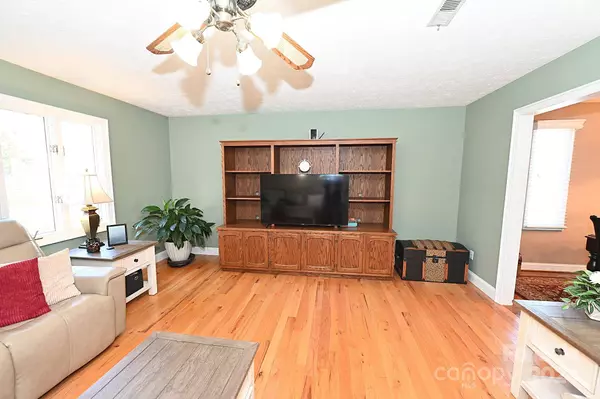 2405 Dry Ponds RD, Granite Falls, NC 28630