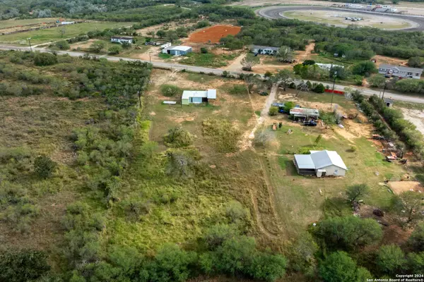 241 PULLINS RD, Pleasanton, TX 78064