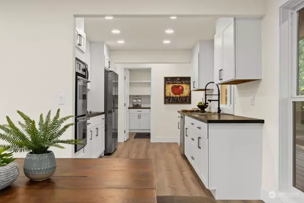 4013 NE 186th ST, Seattle, WA 98155