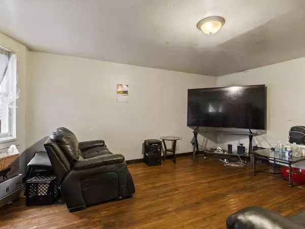 2434 S 9th St, Milwaukee, WI 53215