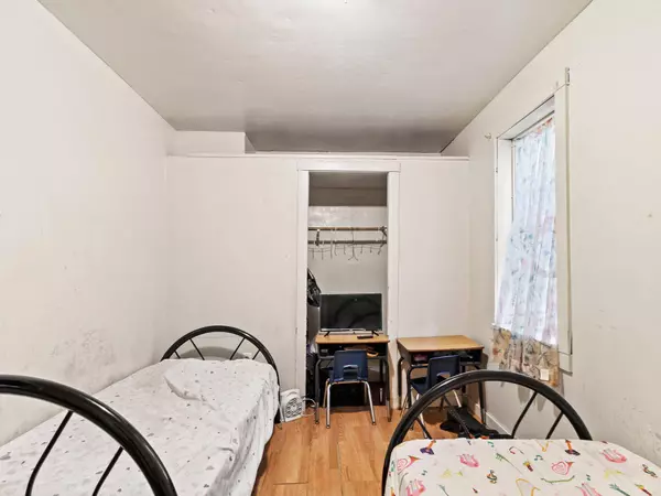 2434 S 9th St, Milwaukee, WI 53215