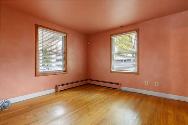 1 Hanley LN, Warren, RI 02885