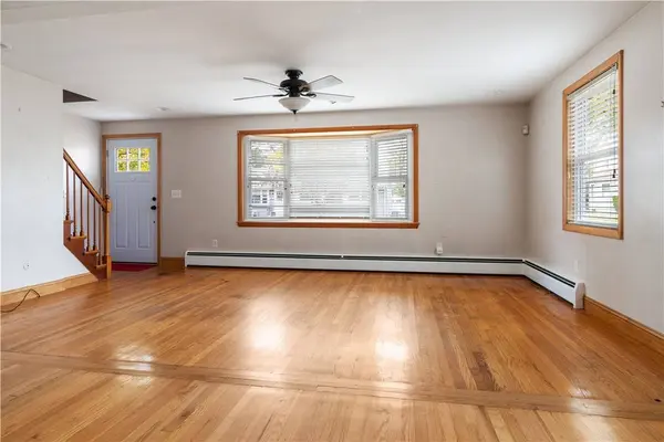 1 Hanley LN, Warren, RI 02885