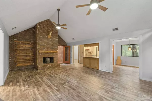 5057 Guernsey Rd, Pace, FL 32571