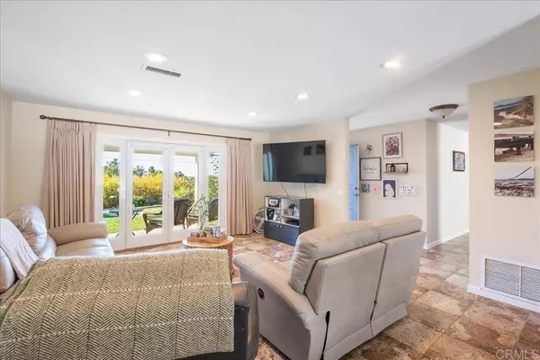 1247 Alessandro LN, Vista, CA 92084