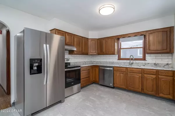 1722 10TH AVE NW, East Grand Forks, MN 56721