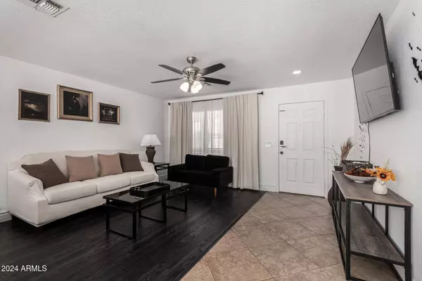 8913 E ORO Circle, Mesa, AZ 85212