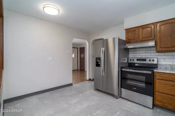 1722 10TH AVE NW, East Grand Forks, MN 56721