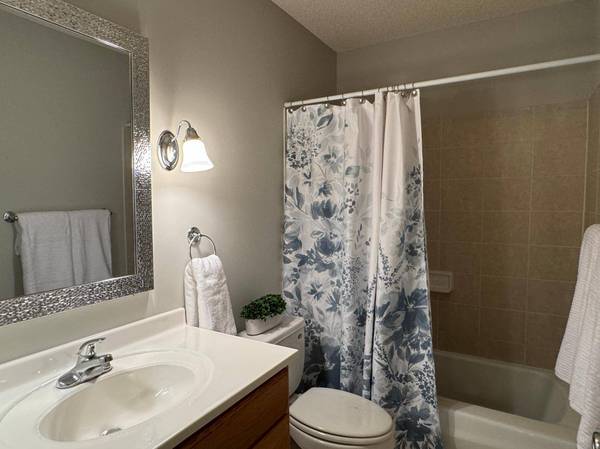 913 Aspen DR, Burnsville, MN 55337