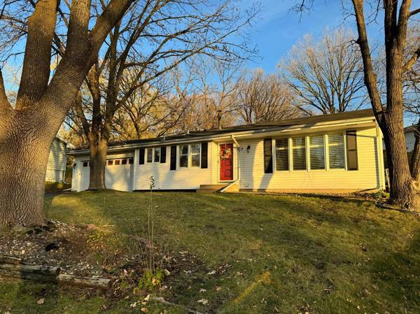 913 Aspen DR, Burnsville, MN 55337