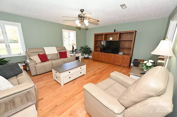 2405 Dry Ponds RD, Granite Falls, NC 28630