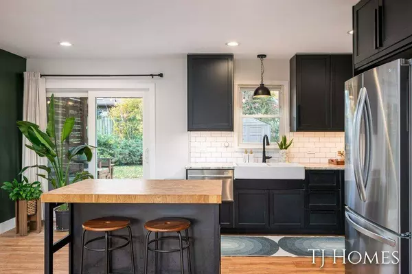 2440 Monroe NE Avenue, Grand Rapids, MI 49505