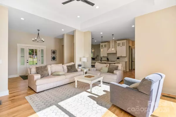 105 Hideaway LN, Mooresville, NC 28117