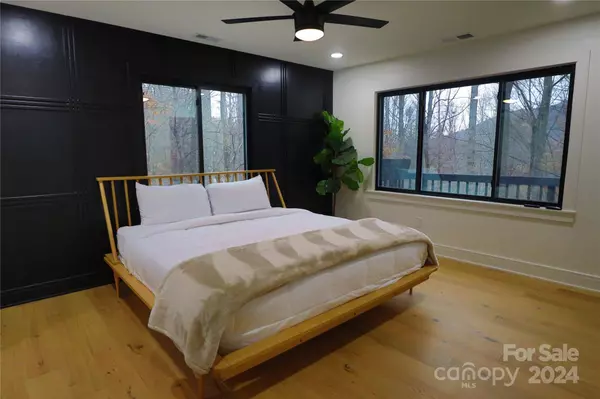 10 Dove TRL, Candler, NC 28715