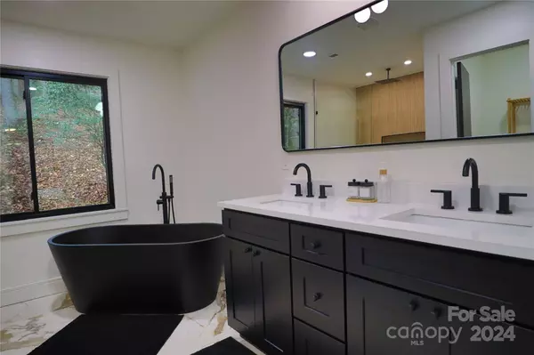 10 Dove TRL, Candler, NC 28715