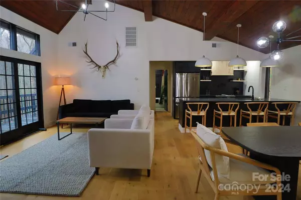 10 Dove TRL, Candler, NC 28715