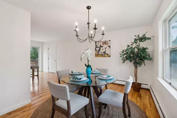 157 Longwoods RD, Falmouth, ME 04105