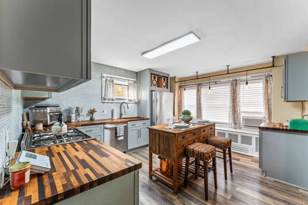 220 E Edgewood Ave, New Castle, PA 16105-2164