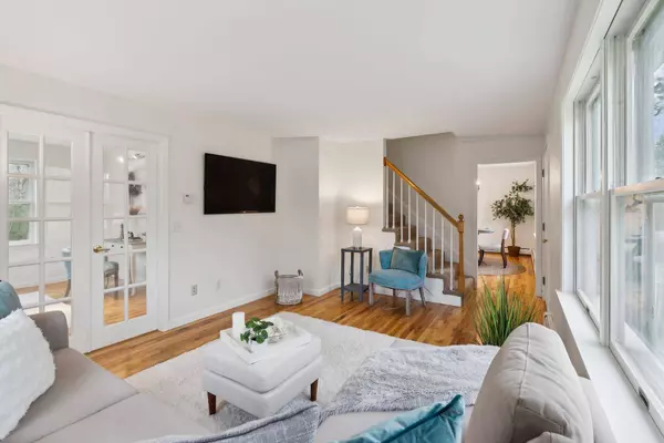 157 Longwoods RD, Falmouth, ME 04105