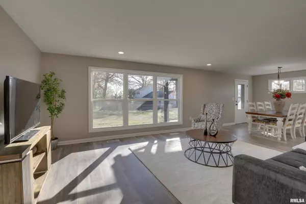 6134 N HICKORY GROVE DR, Quincy, IL 62305