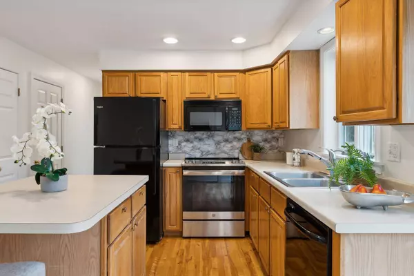 157 Longwoods RD, Falmouth, ME 04105