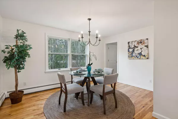 157 Longwoods RD, Falmouth, ME 04105